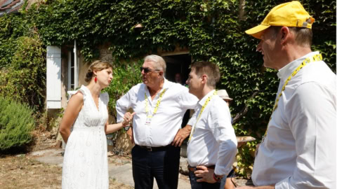 conversation ensoleillée devant une maison couvert de lierre