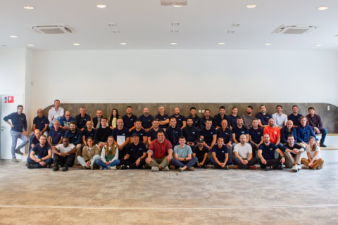 photo d’équipe en intérieur, groupe professionnel souriant