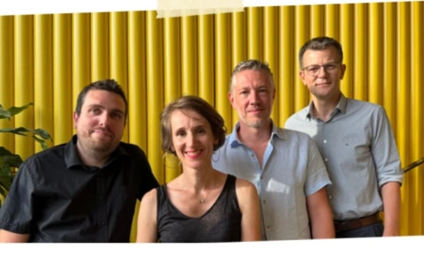 portrait de groupe devant rideaux jaunes