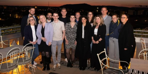 groupe chic sur terrasse au coucher du soleil