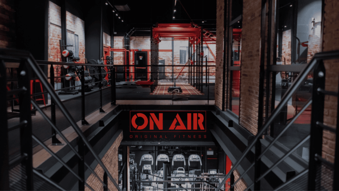 gym industriel on air, mezzanine rouge et briques apparentes