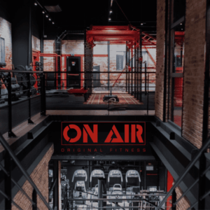 gym industriel on air, mezzanine rouge et briques apparentes