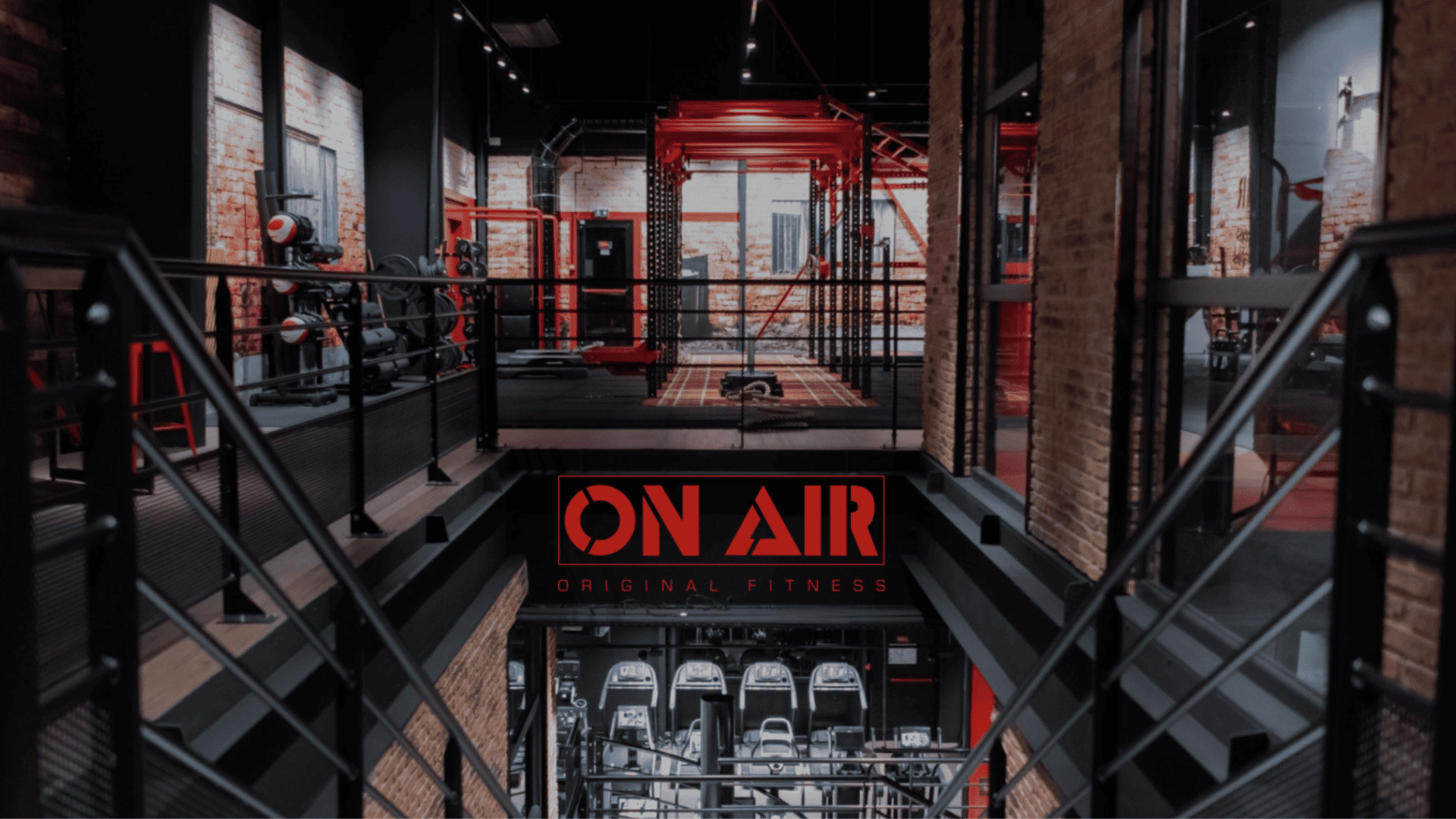 gym industriel on air, mezzanine rouge et briques apparentes
