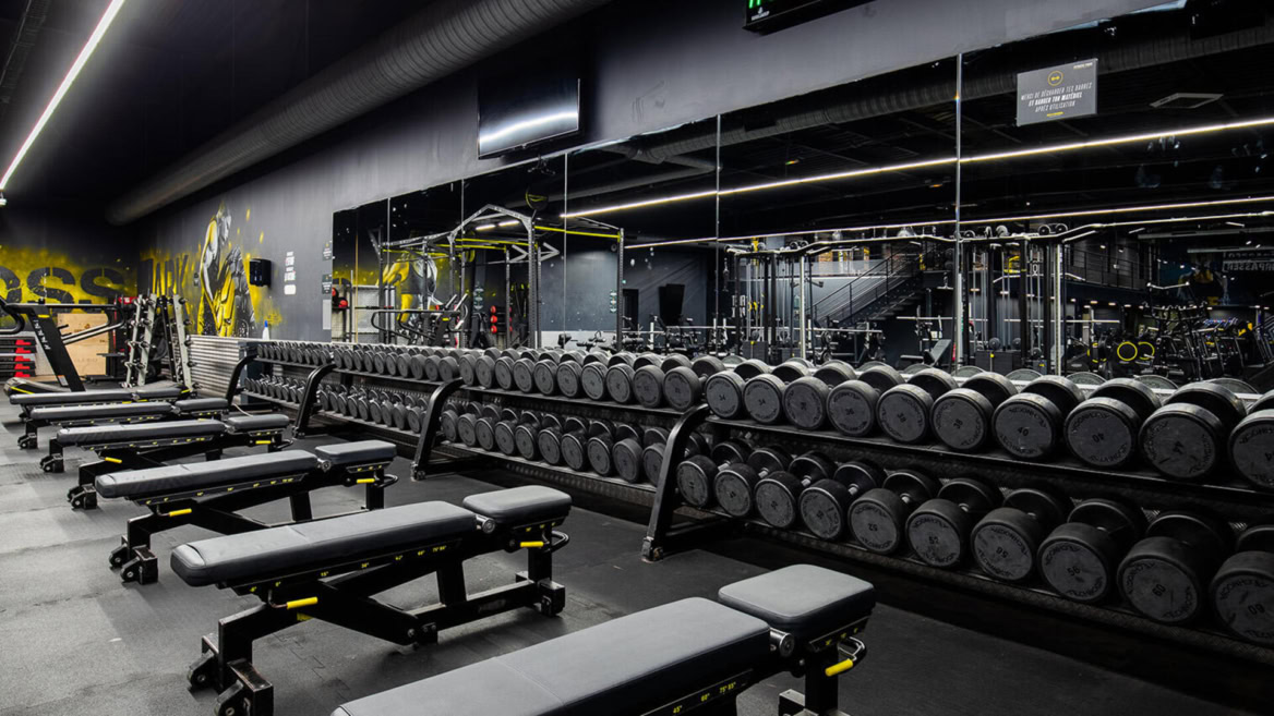 salle de musculation moderne noir et jaune