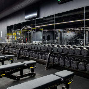 salle de musculation moderne noir et jaune