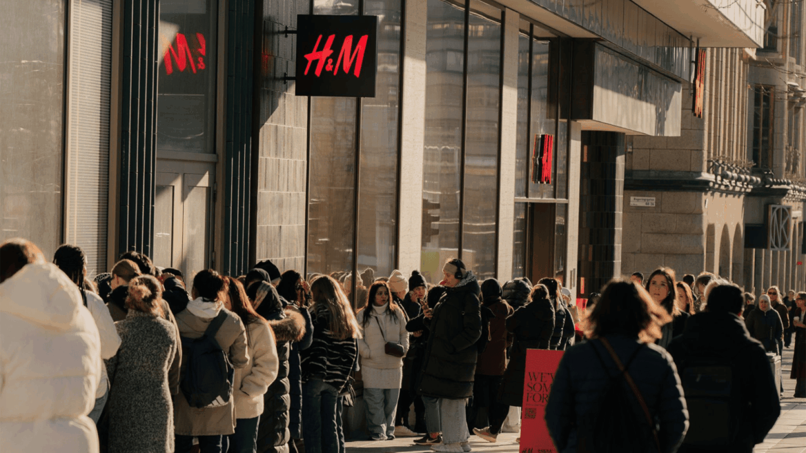 cola frente a la tienda h&m en la calle