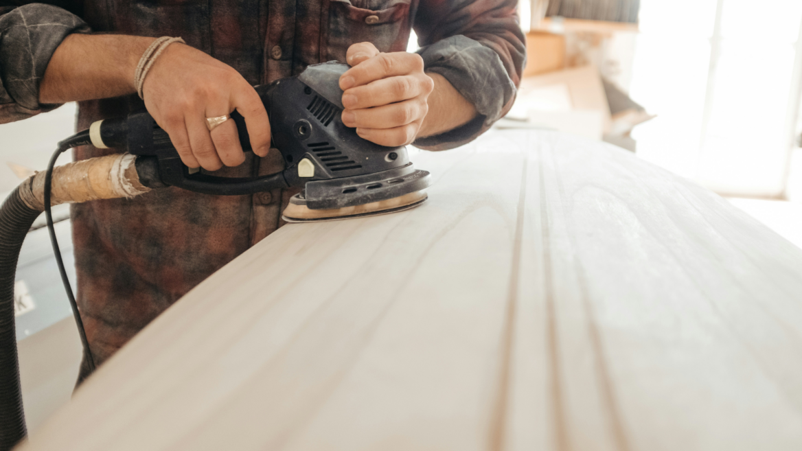 handwerker schleift holz mit elektrischem schwingschleifer