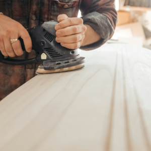 handwerker schleift holz mit elektrischem schwingschleifer
