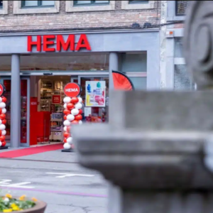 façade hema fêtive avec ballons rouges et tapis rouge