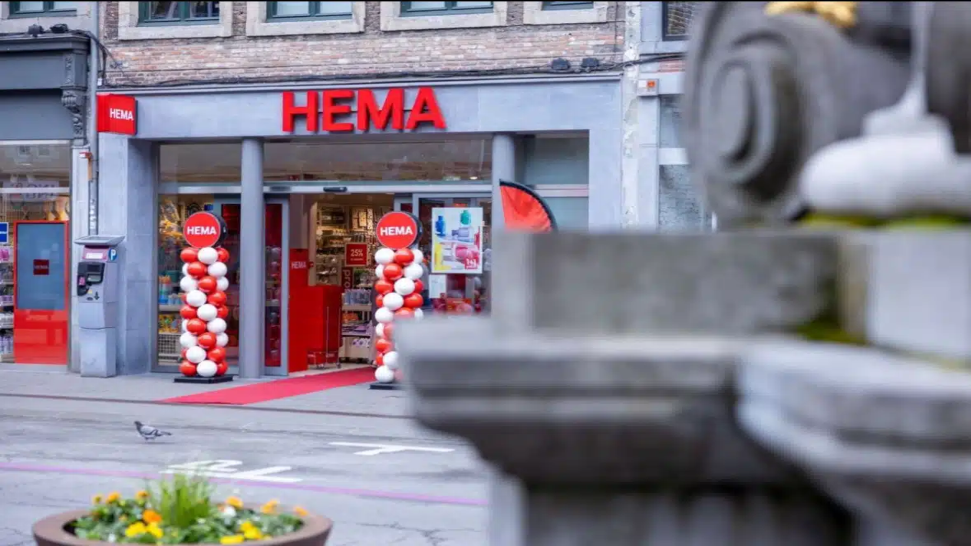 façade hema fêtive avec ballons rouges et tapis rouge