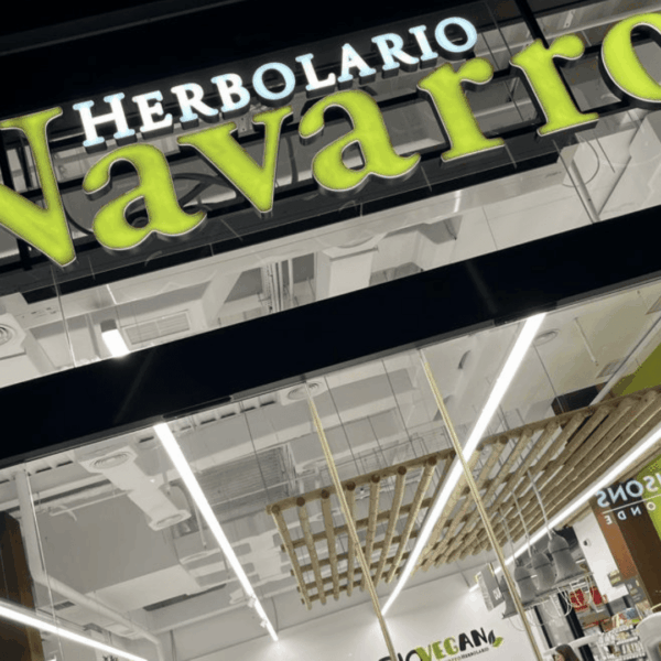 fachada moderna de herbolario navarro