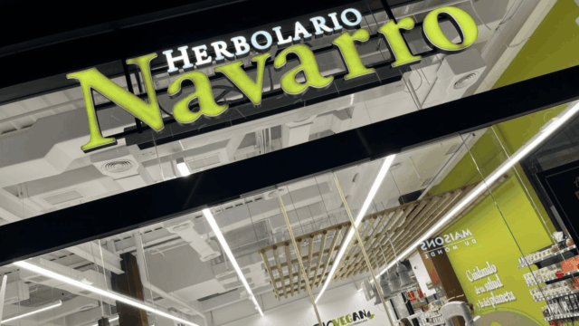 fachada moderna de herbolario navarro