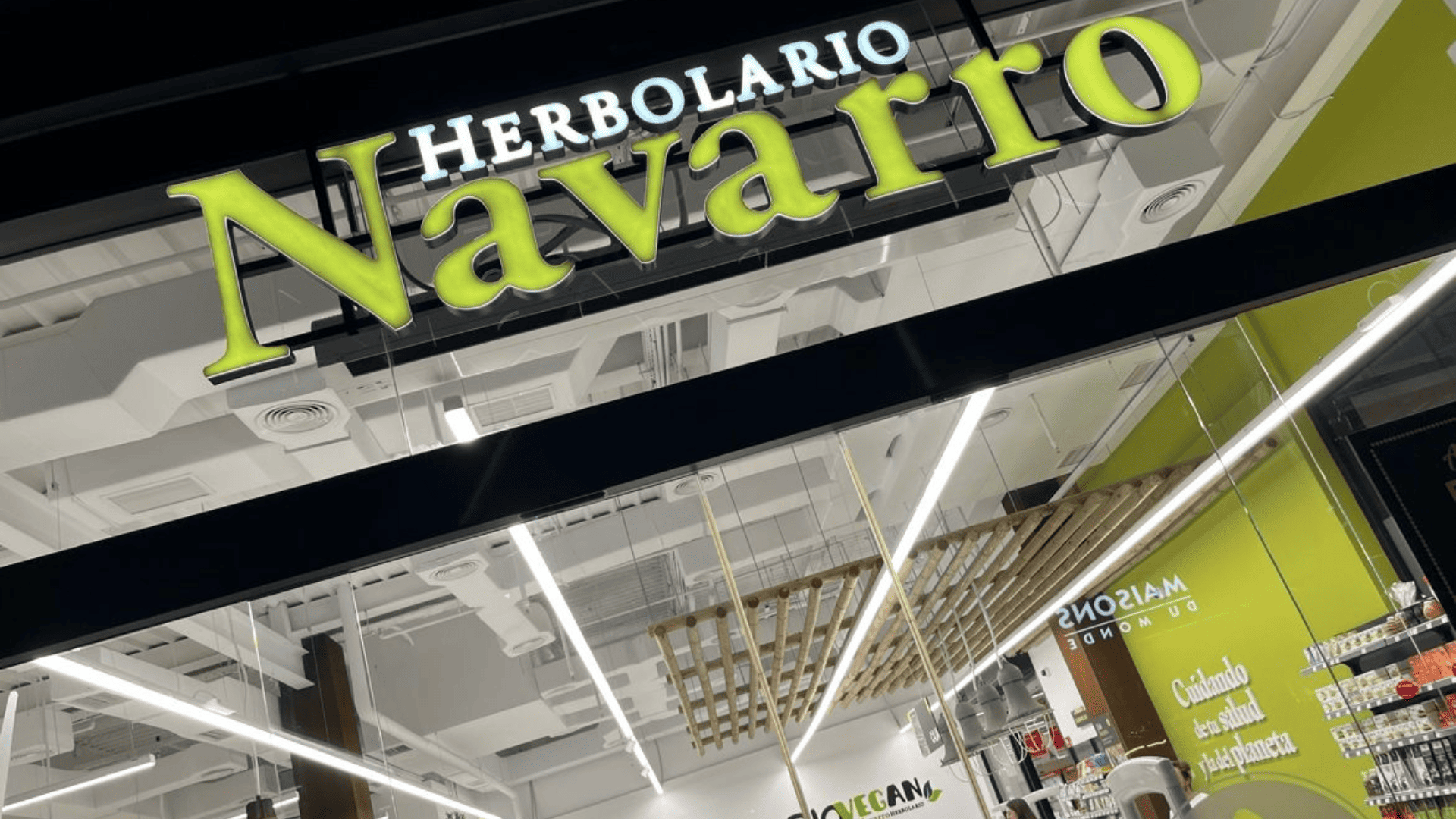 fachada moderna de herbolario navarro