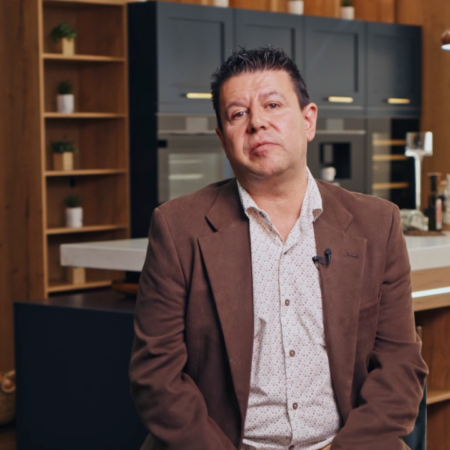 hombre en cocina moderna, entrevista elegante