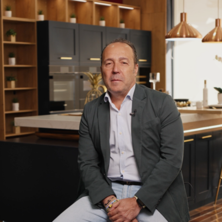 hombre en cocina moderna para entrevista e interiorismo