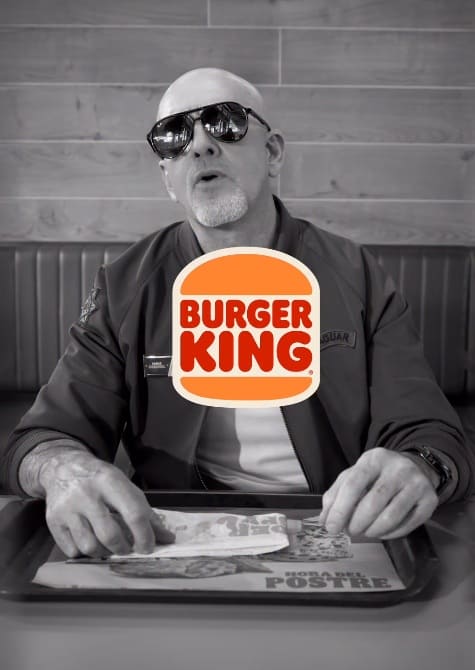 hombre en burger king con logo destacado