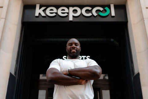 homme confiant devant la vitrine keepcool