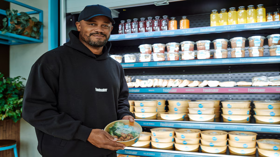 homme devant présentoir foodmaker de repas prêts À emporter