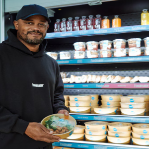 homme devant présentoir foodmaker de repas prêts À emporter