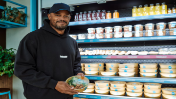 homme devant présentoir foodmaker de repas prêts À emporter