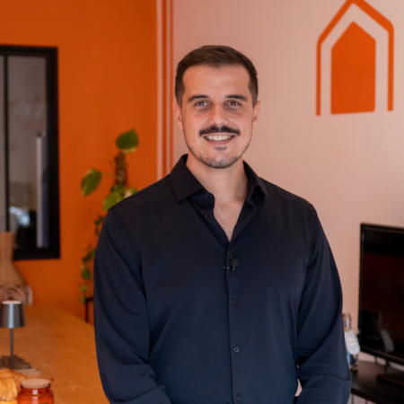 homme souriant en bureau moderne orange