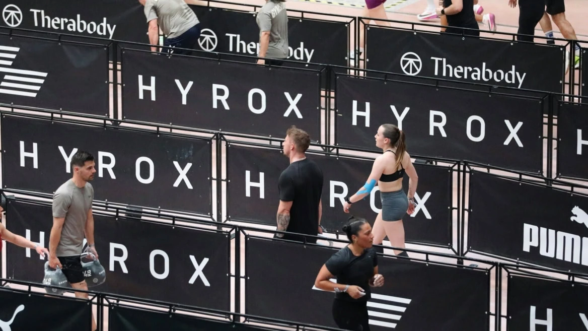 competizione indoor hyrox: atleti e kettlebell in azione