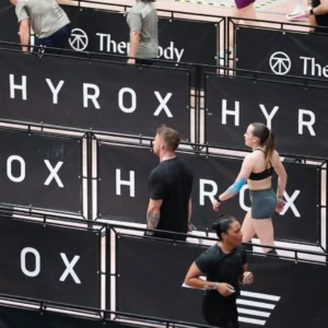 competizione indoor hyrox: atleti e kettlebell in azione