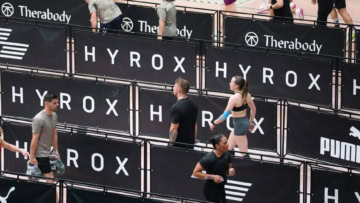 competizione indoor hyrox: atleti e kettlebell in azione