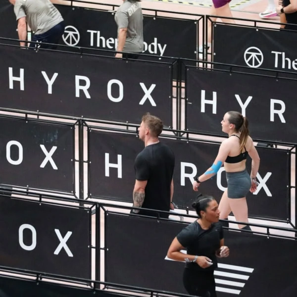 competizione indoor hyrox: atleti e kettlebell in azione