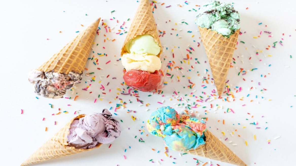 cônes glacés multicolores et vermicelles sur fond blanc