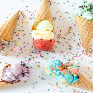 cônes glacés multicolores et vermicelles sur fond blanc
