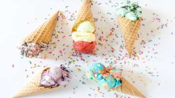cônes glacés multicolores et vermicelles sur fond blanc
