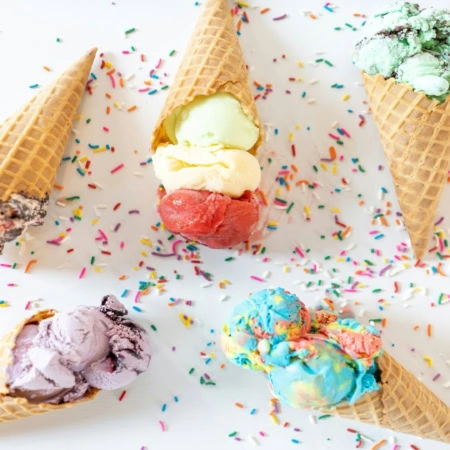 cônes glacés multicolores et vermicelles sur fond blanc