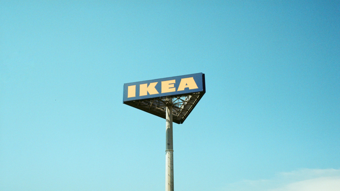 panneau ikea bleu sous ciel d’azur