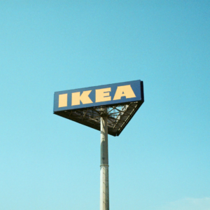 panneau ikea bleu sous ciel d’azur