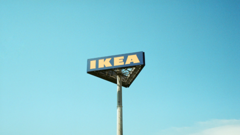 panneau ikea bleu sous ciel d’azur