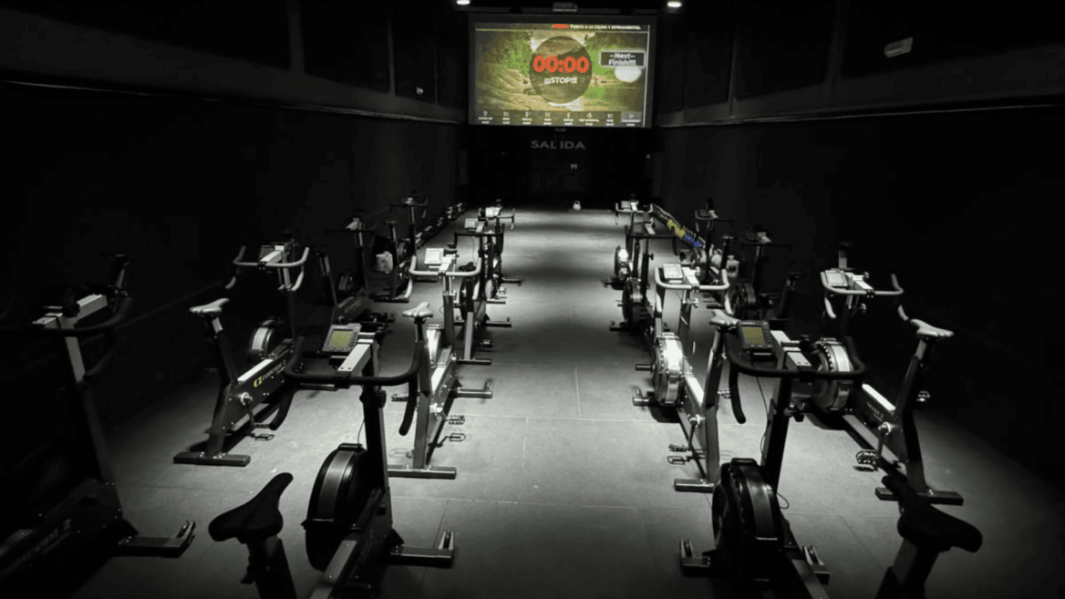 estudio de ciclismo indoor vacío con pantalla de entrenamiento