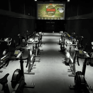 estudio de ciclismo indoor vacío con pantalla de entrenamiento