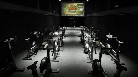 estudio de ciclismo indoor vacío con pantalla de entrenamiento