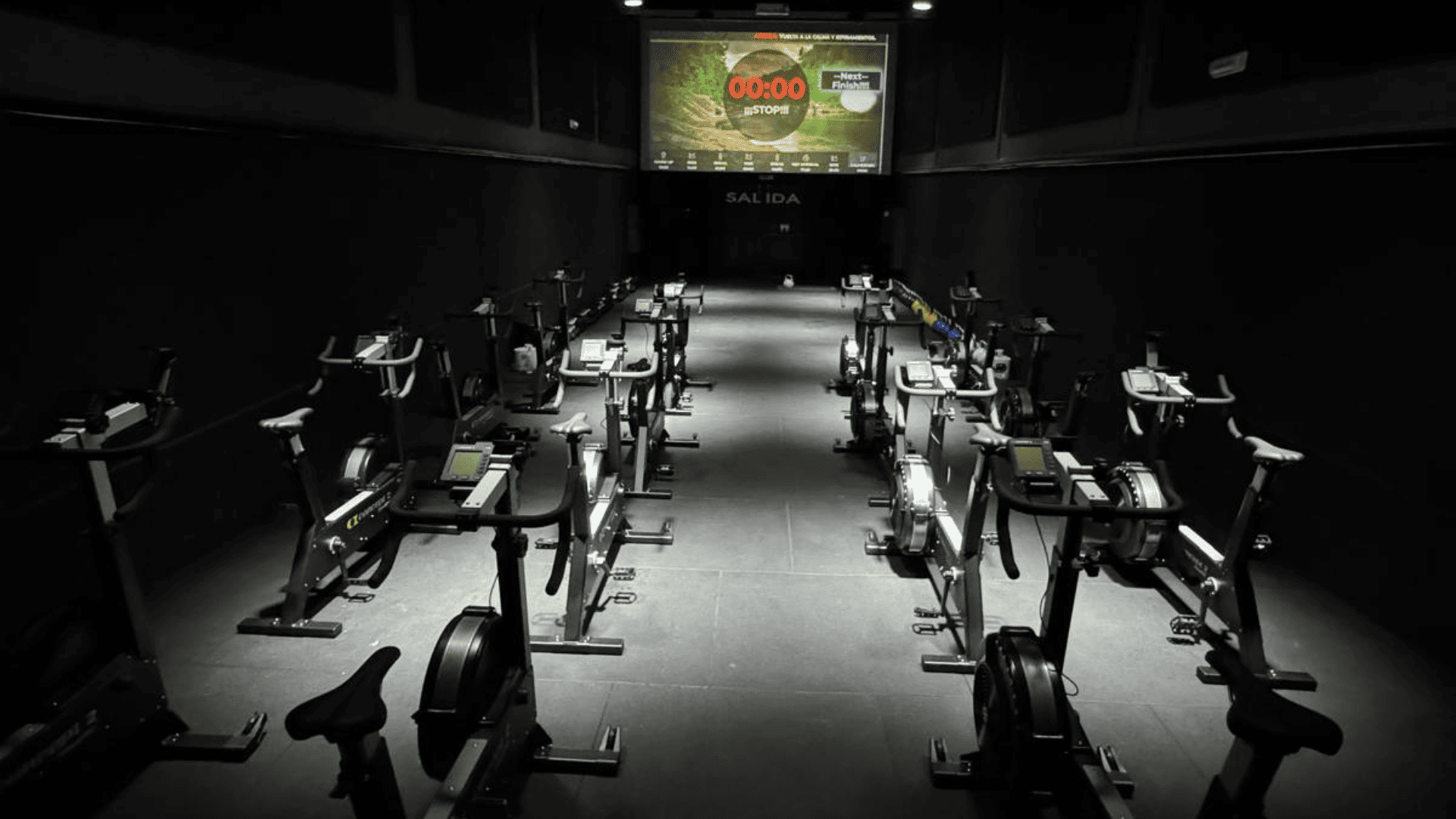 estudio de ciclismo indoor vacío con pantalla de entrenamiento