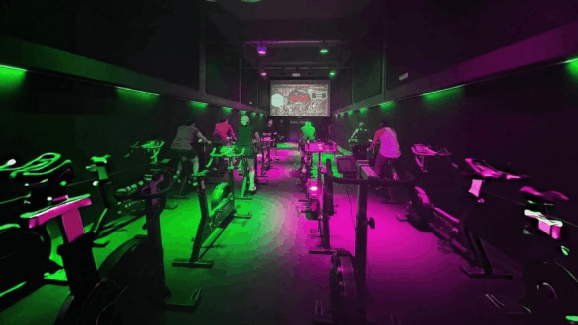 clase de spinning neón en interior