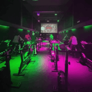 clase de spinning neón en interior