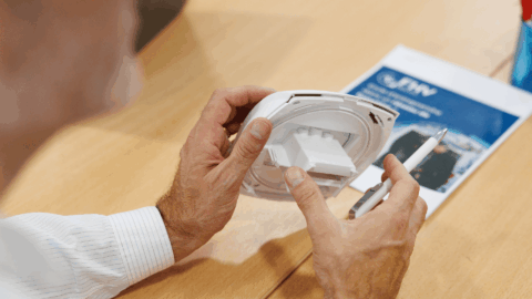 inspection d’un détecteur de fumée avec stylet