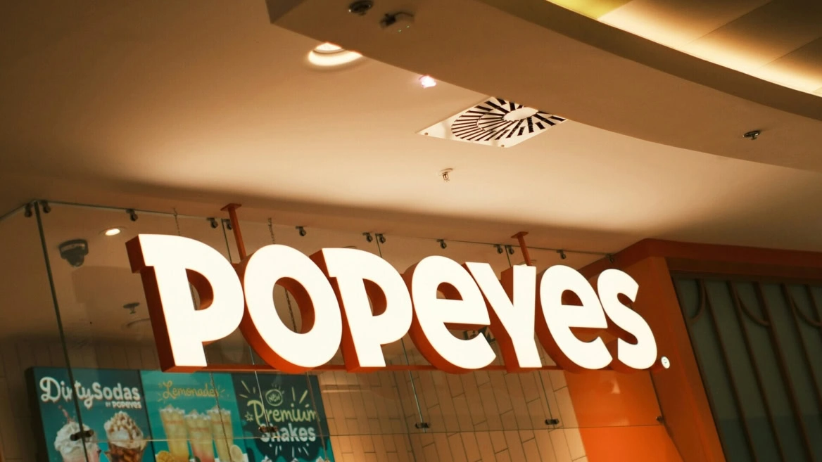 intérieur popeyes : logo lumineux et boissons