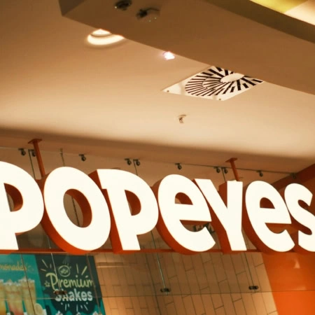 intérieur popeyes : logo lumineux et boissons