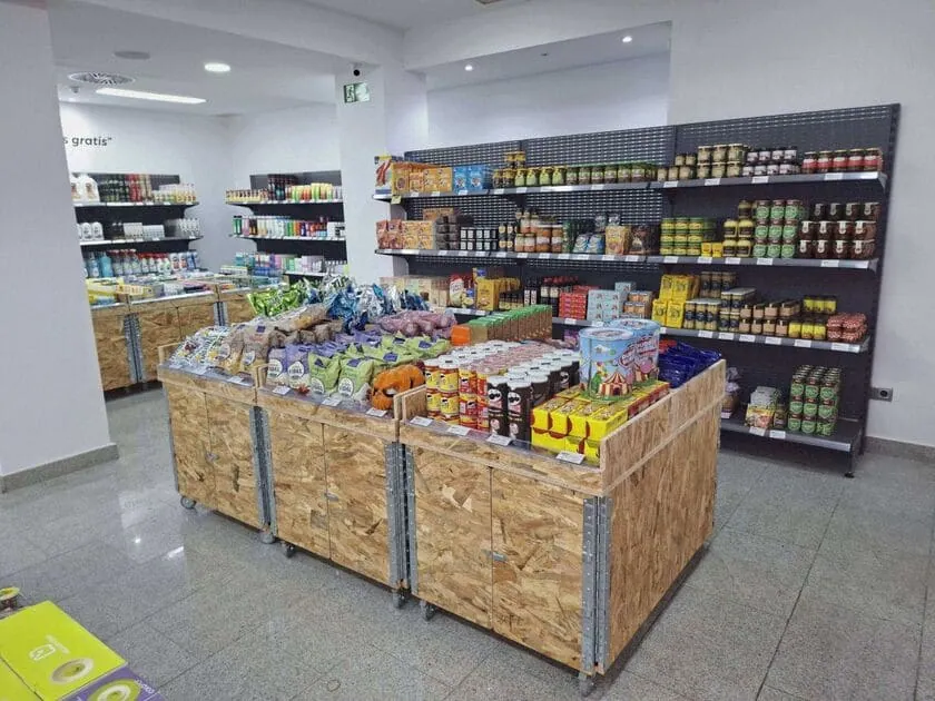 interior tienda sqrups alimentación