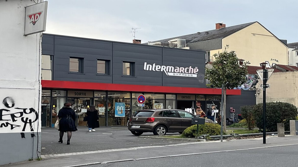intermarché express de quartier, rue animée