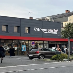 intermarché express de quartier, rue animée