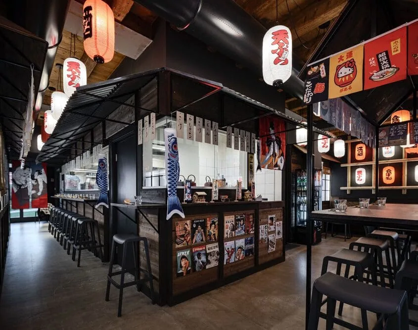 interno izakaya giapponese con lanterne luminose