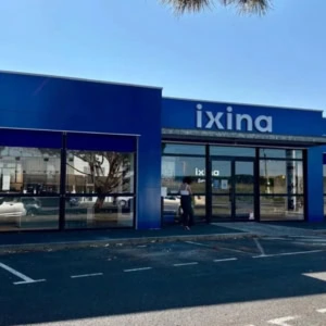 façade bleue ixina, magasin de cuisines moderne